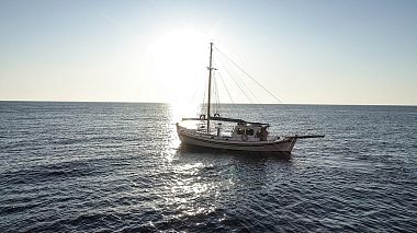 来自 锡罗斯, 希腊 的摄像师 George  Roussos - Giannis & Flora | A summer wedding in Syros, SDE, drone-video, erotic, wedding