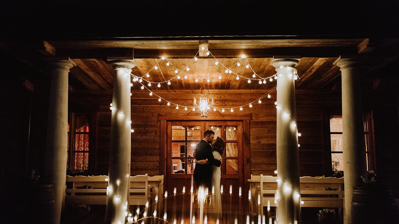 Beauty wedding under the trees