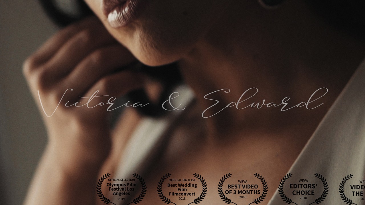 Victoria & Edward // Elopement in Santorini