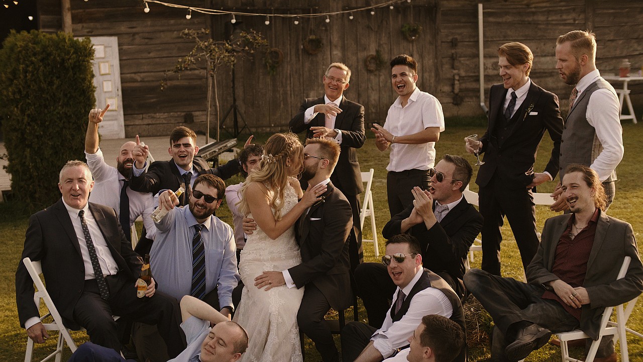 Barn House Wedding | Singing Bob Marley during ceremony | Folwark Ruchenka